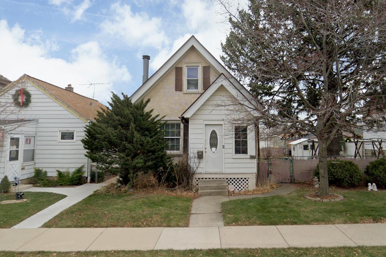 2214 S 60th St, West Allis, WI 53219