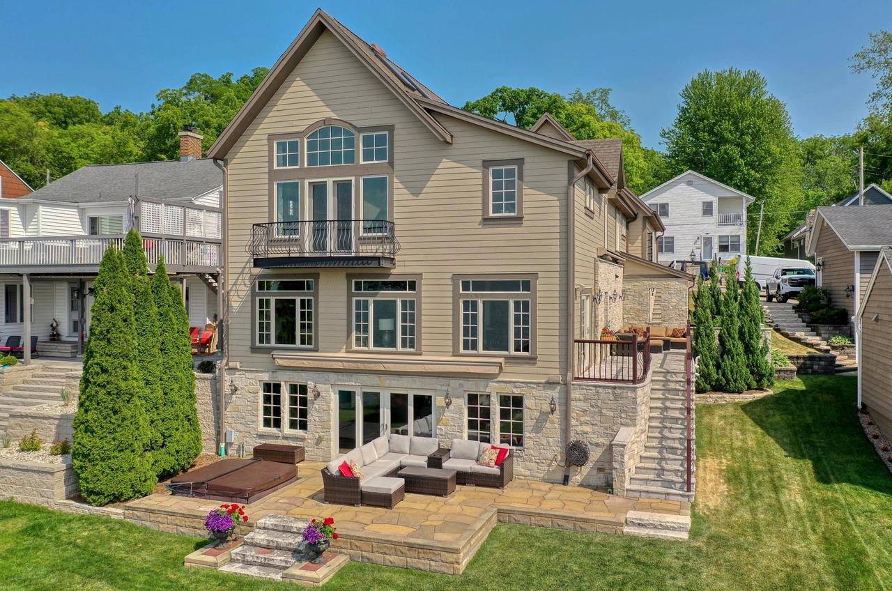477 Park Ave, Pewaukee, WI 53072