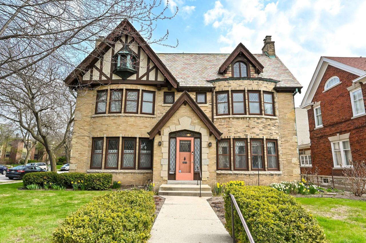2704 E Bradford Ave, Milwaukee, WI 53211