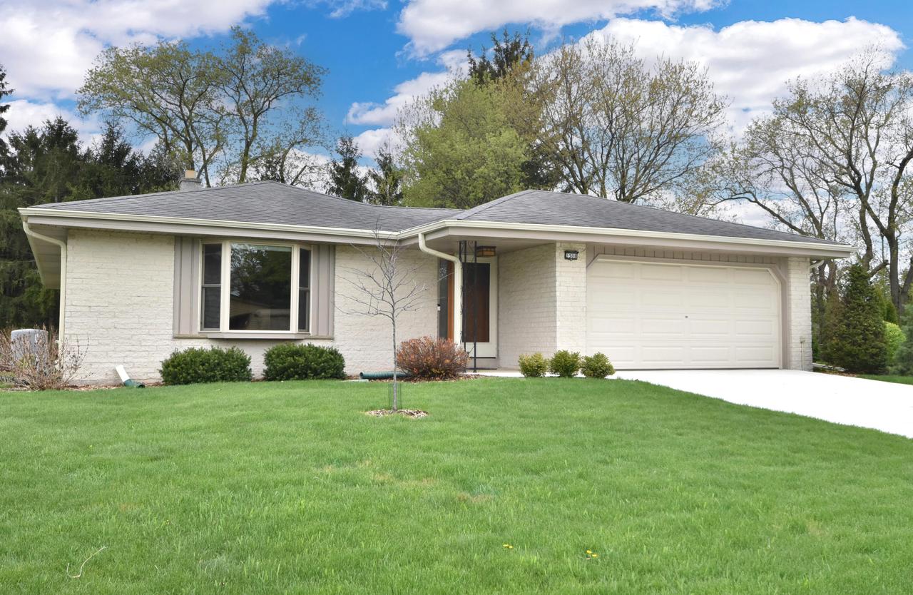 2308 Misty Ln, Waukesha, WI 53186