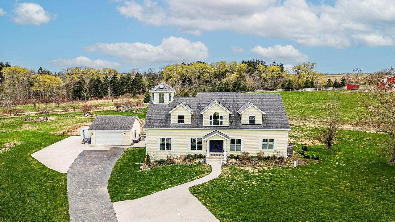 183 Twin Valley, Belgium, WI 53013