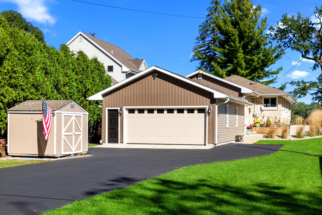 W1020 Shorewood Dr, East Troy, WI 53120