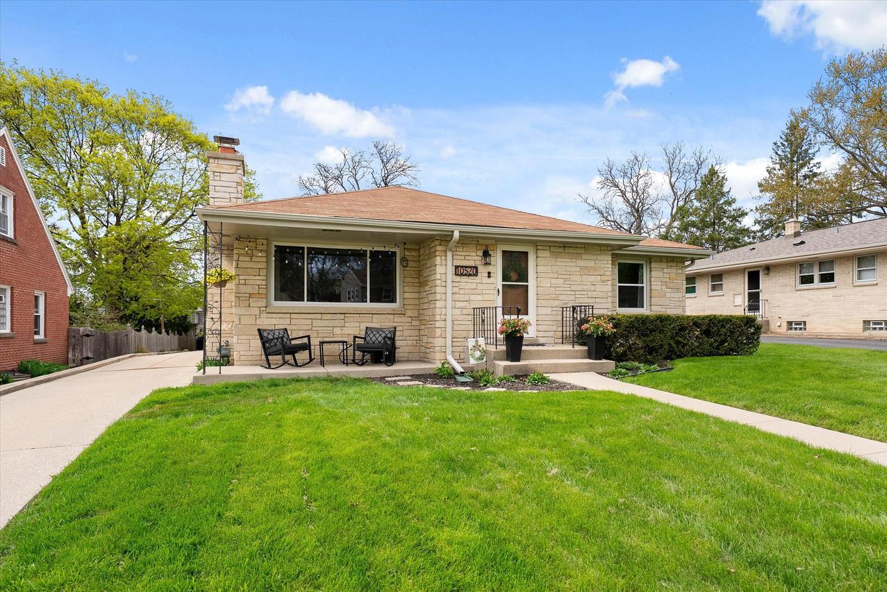 10520 W Stewart Ave, Wauwatosa, WI 53222