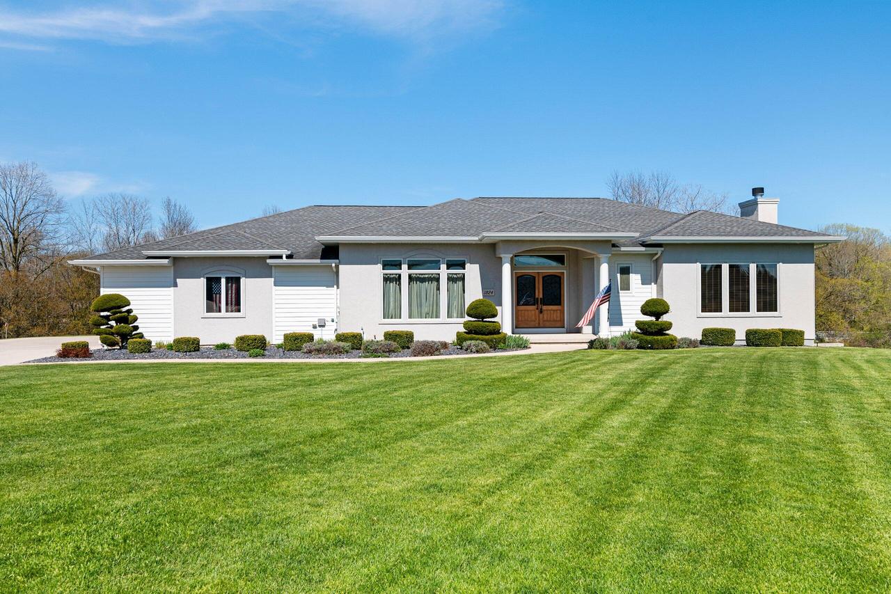 1824 Abbey Ridge, Manitowoc, WI 54220