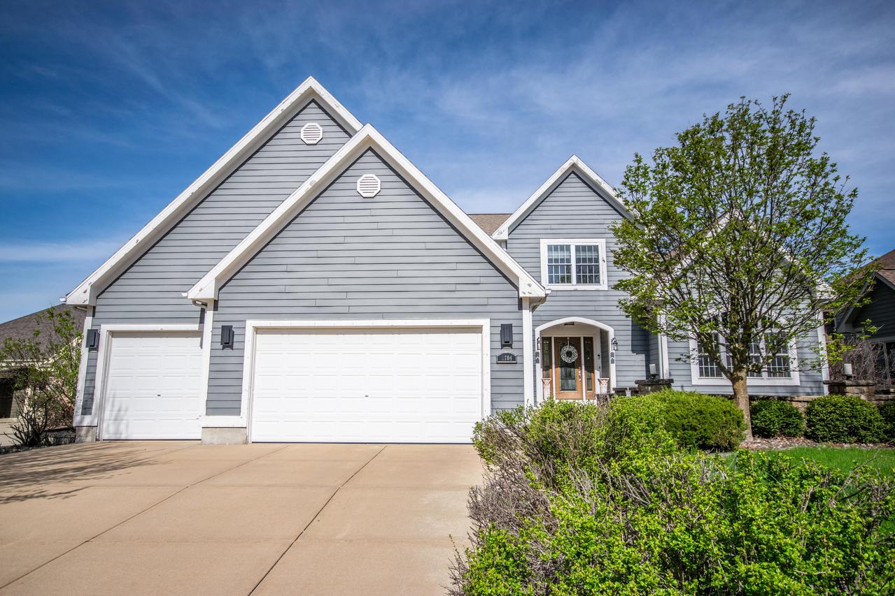 2704 Kettle Rdg, West Bend, WI 53090
