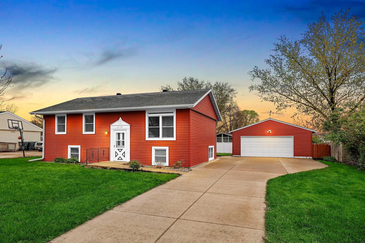3115 Robin Hood Dr, La Crosse, WI 54601