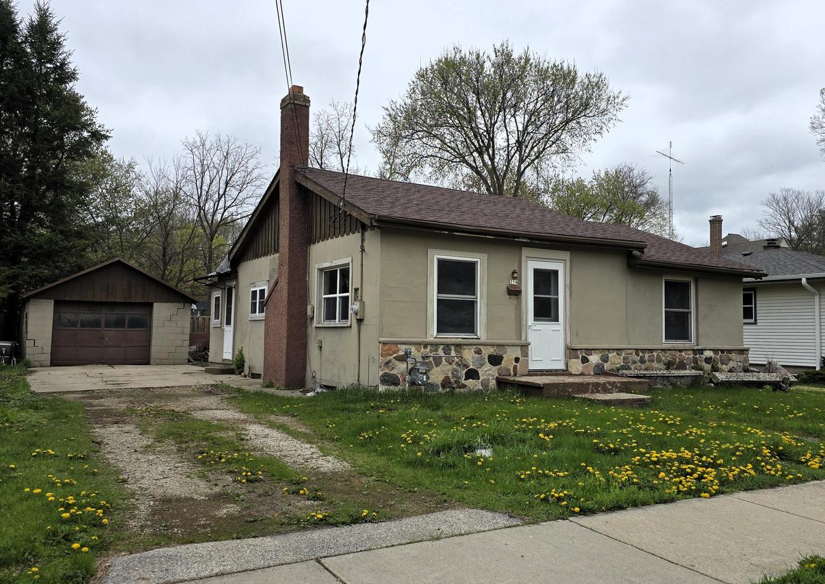214 E Jefferson St, Oconomowoc, WI 53066