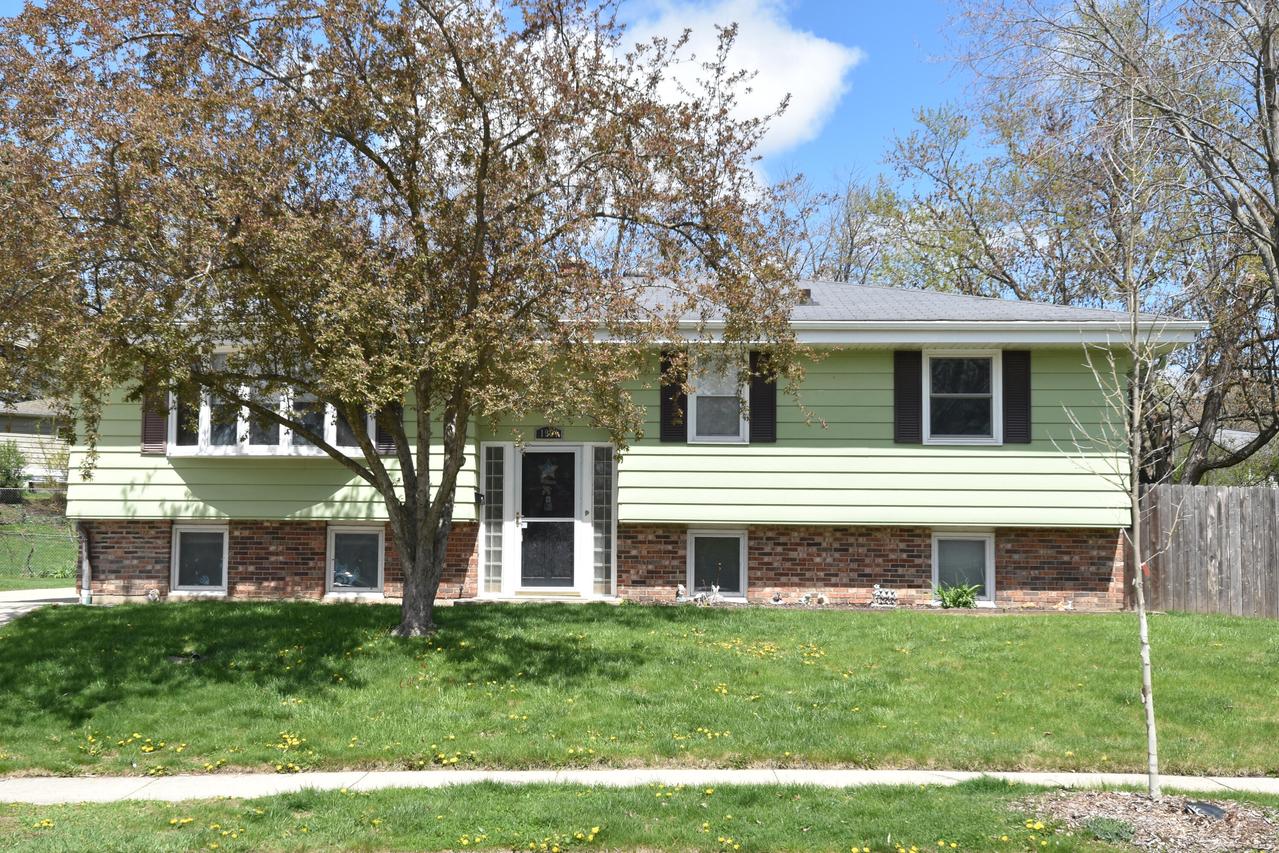1954 S Cascade Dr, Waukesha, WI 53188