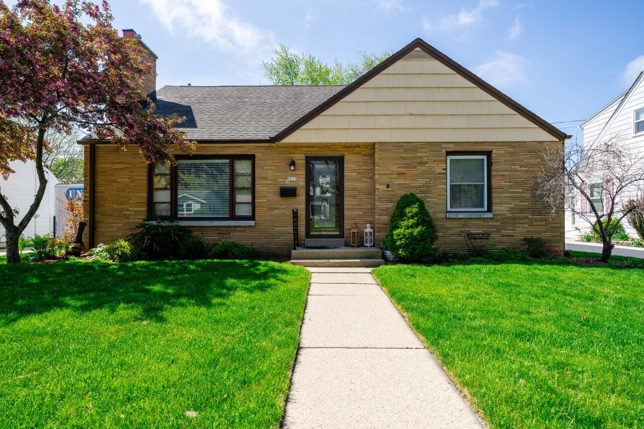 9611 W Lorraine Pl, Milwaukee, WI 53222