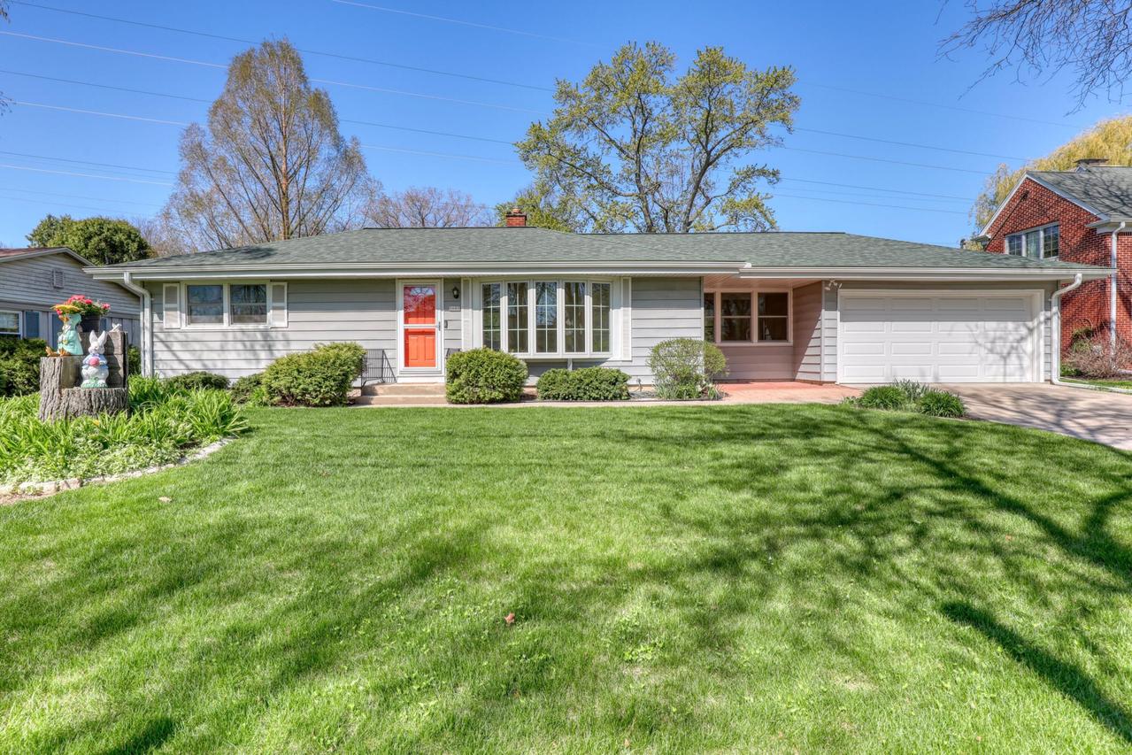 1661 N 119th St, Wauwatosa, WI 53226