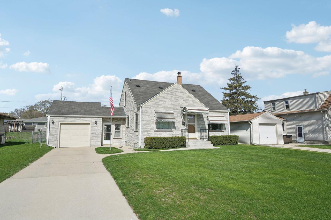 3541 S 44th St, Greenfield, WI 53220