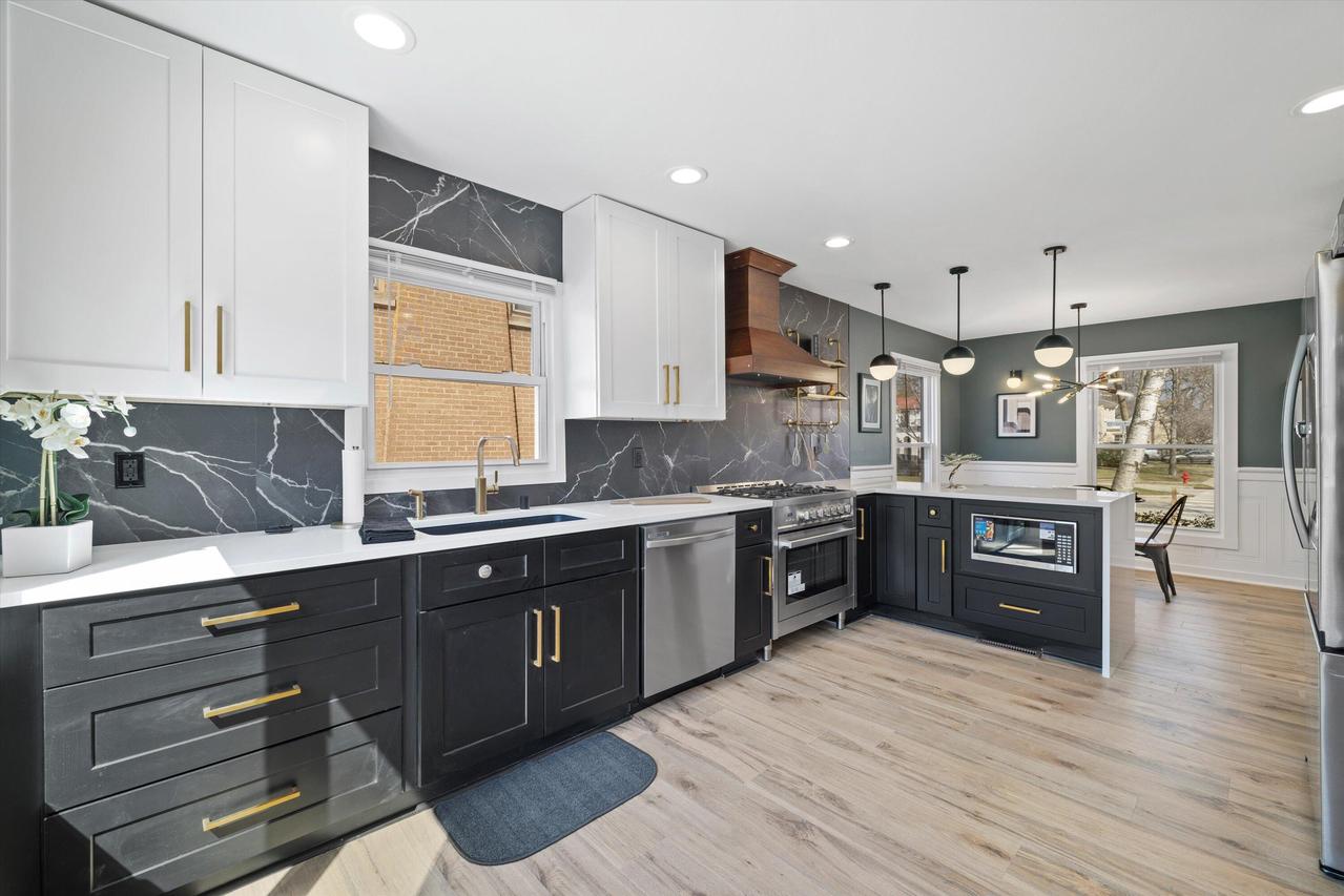 5741 N Santa Monica Blvd, Whitefish Bay, WI 53217