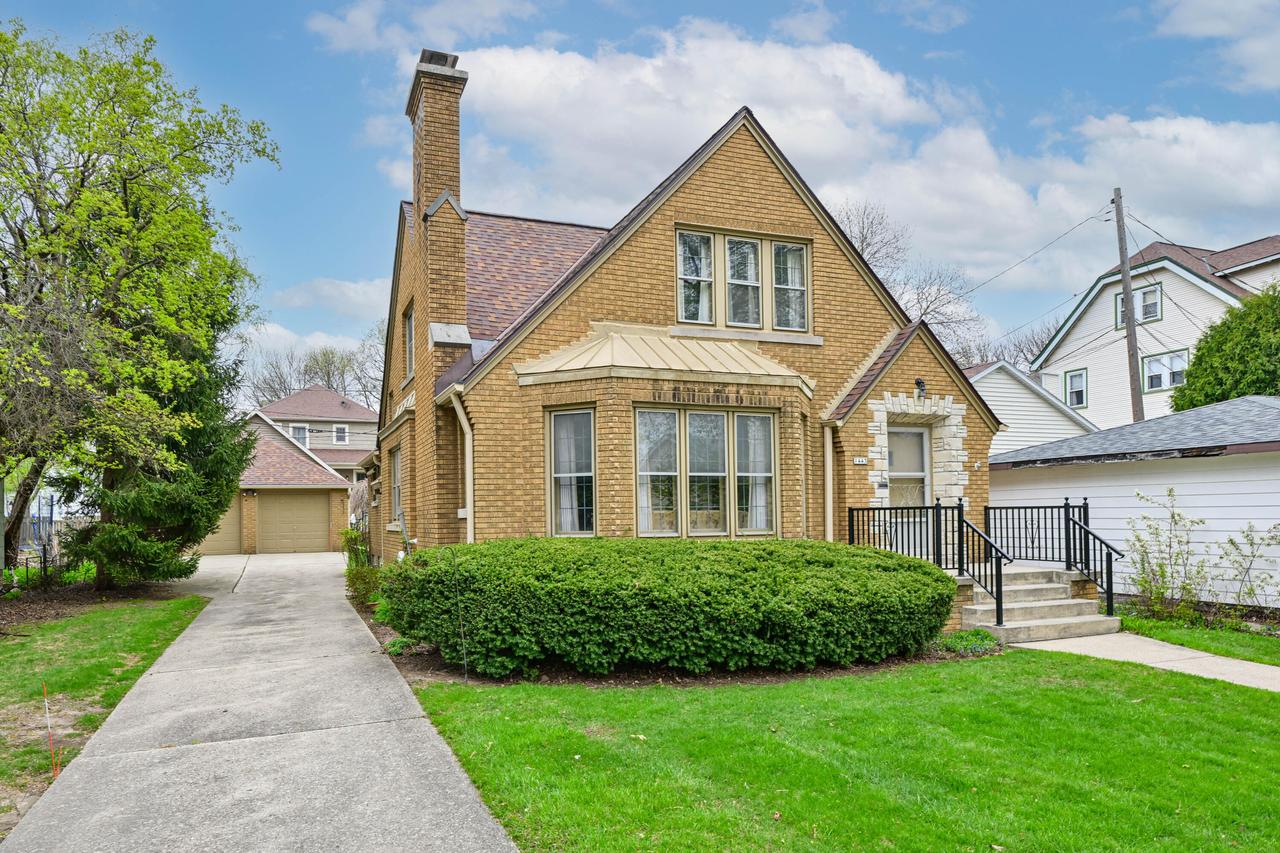 1443 N 65th St, Wauwatosa, WI 53213