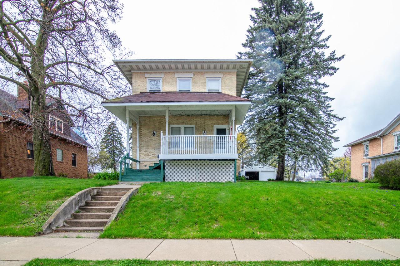 210 N Church St, Watertown, WI 53094