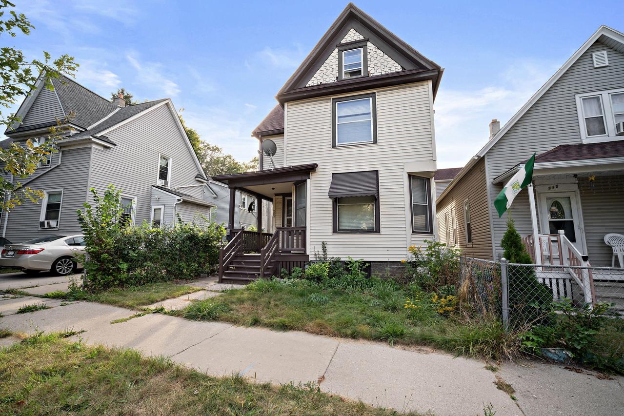 309 N 37th St, Milwaukee, WI 53208