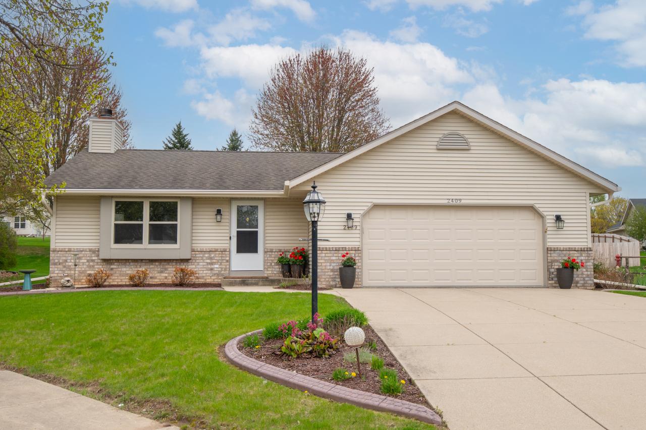 2409 Tanager Ct, Waukesha, WI 53189