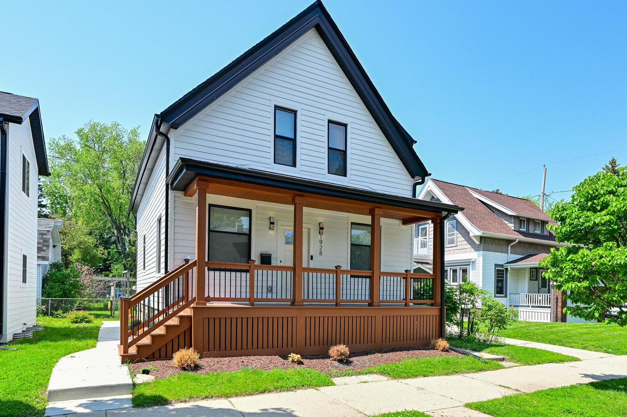 1928 E Iron St, Milwaukee, WI 53207
