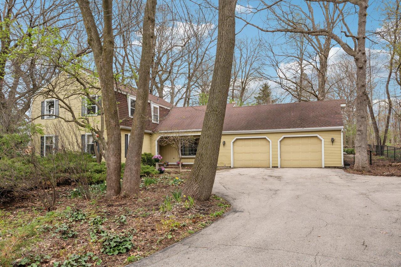 W264 Circle Dr, Ixonia, WI 53066