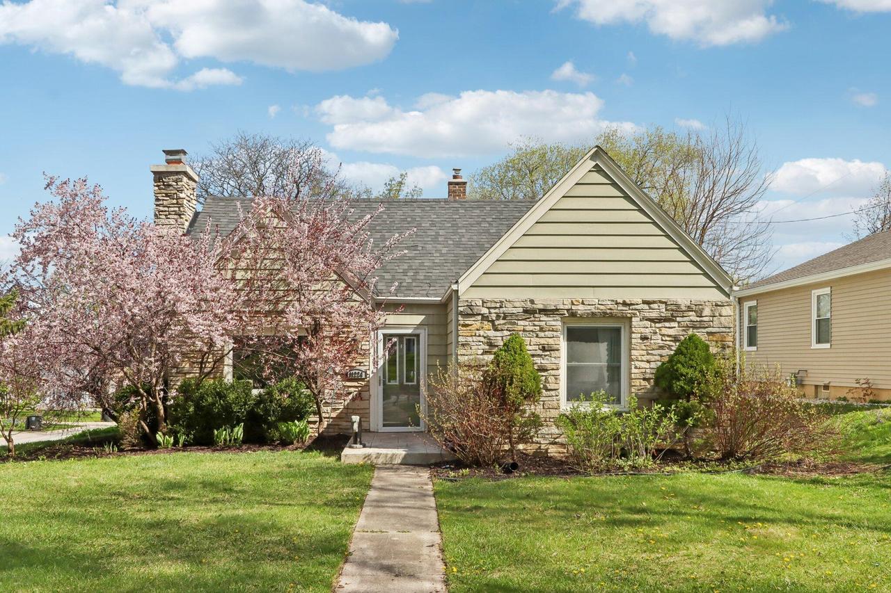 11224 W Wisconsin Ave, Wauwatosa, WI 53226