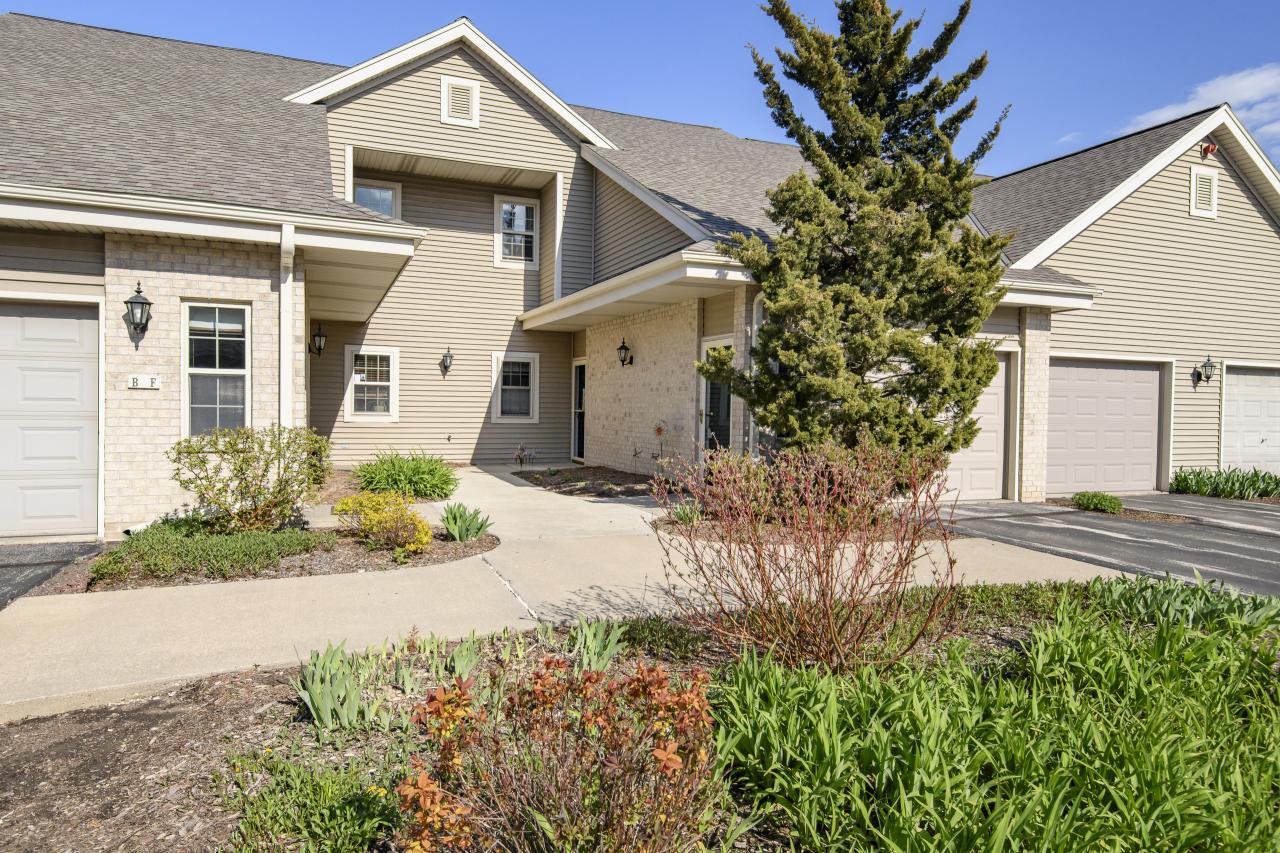18605 Emerald Dr #G, Brookfield, WI 53045