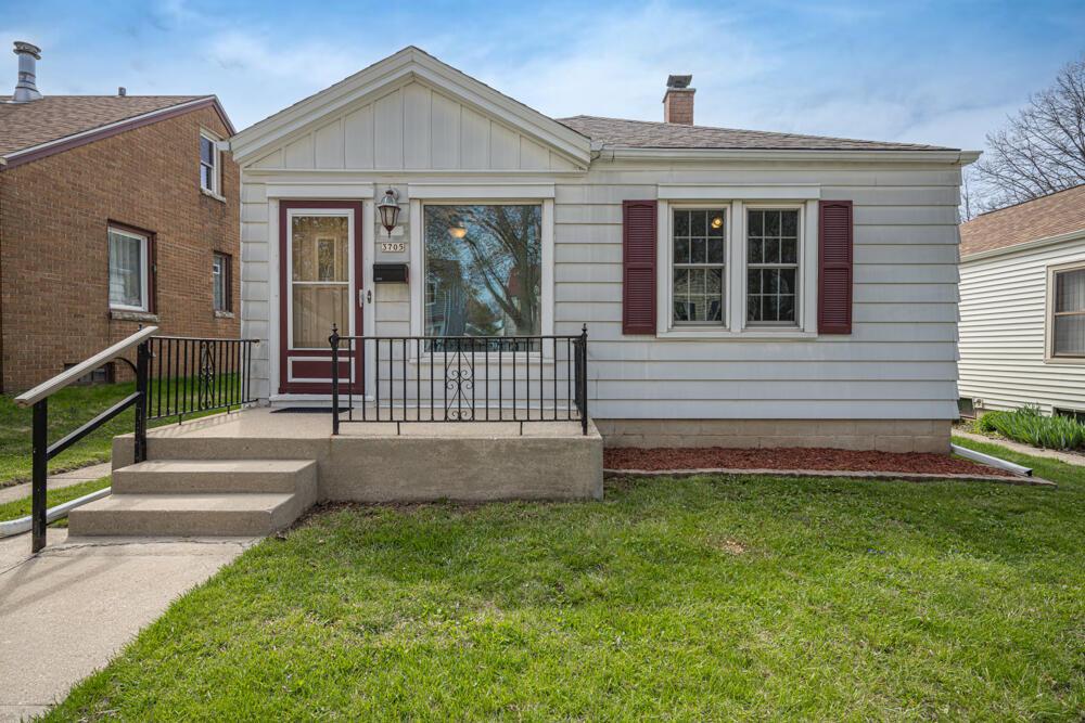3705 S Lenox St, Milwaukee, WI 53207