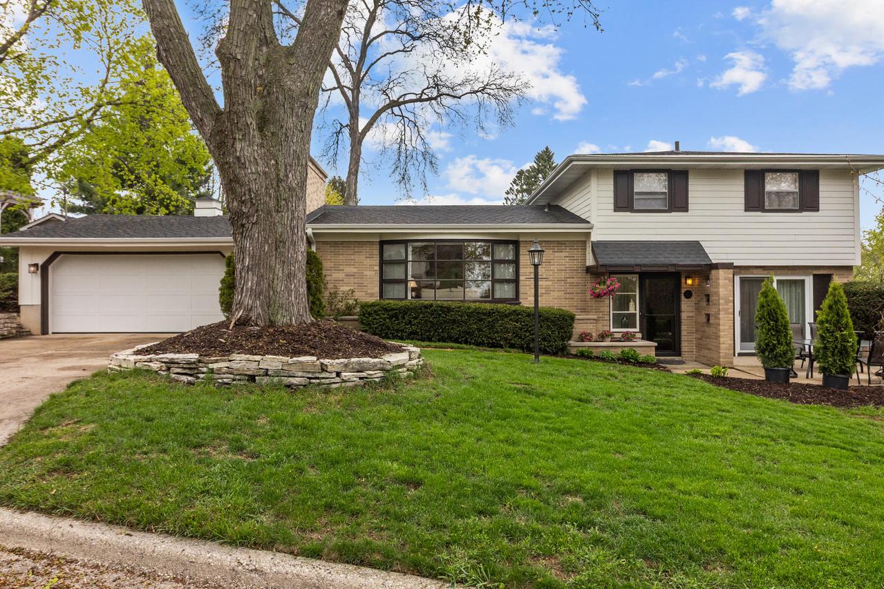 211 Timber Ln, Lake Geneva, WI 53147