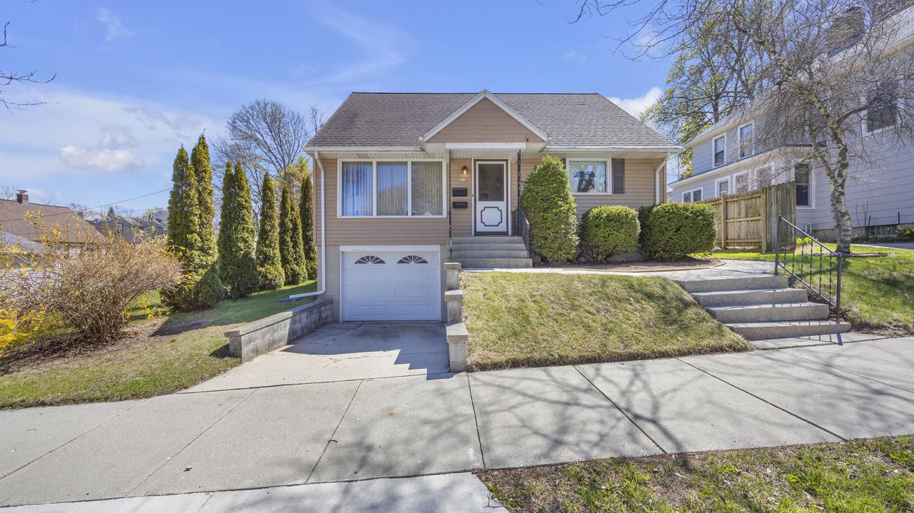 913 Broadway Ave, Sheboygan, WI 53081