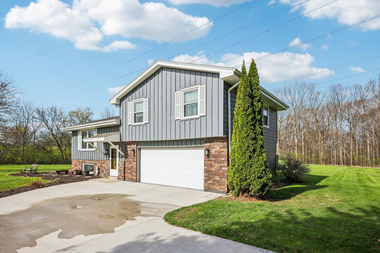 4495 S Valley Ln, New Berlin, WI 53146