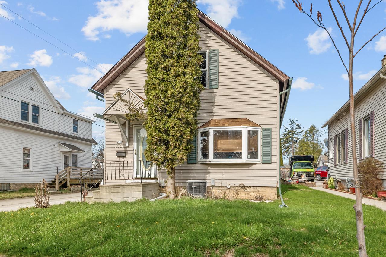 1214 S 17th St, Sheboygan, WI 53081