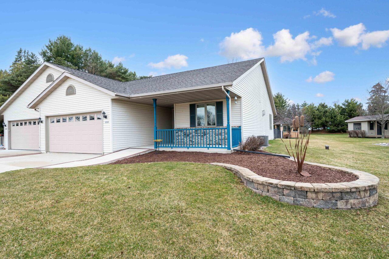 1913 Kaat Ln, Wilson, WI 53081
