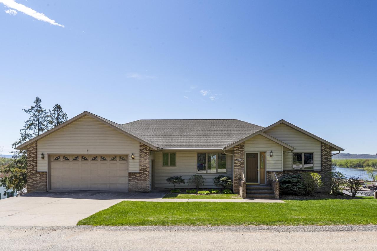 715 S Hill St, Fountain City, WI 54629