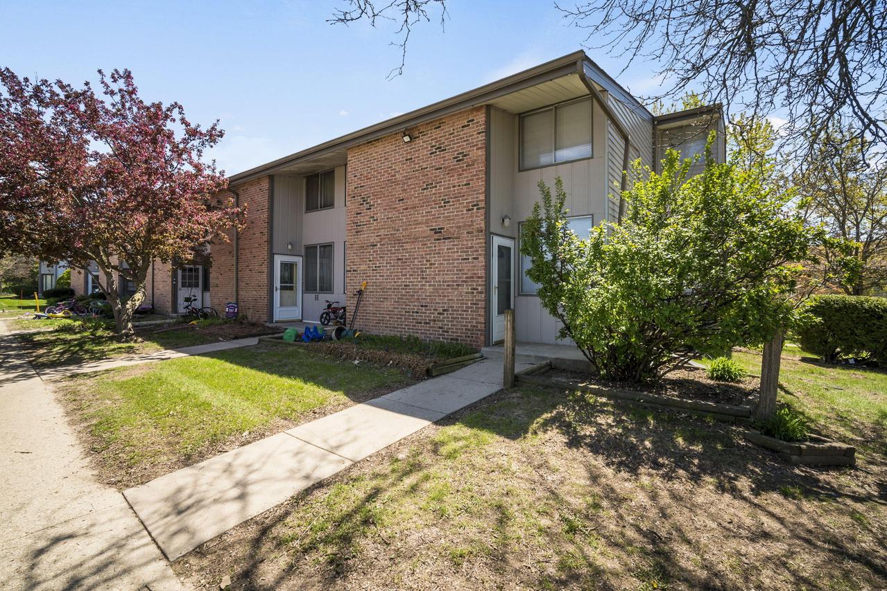 1442 Big Bend #K, Waukesha, WI 53189