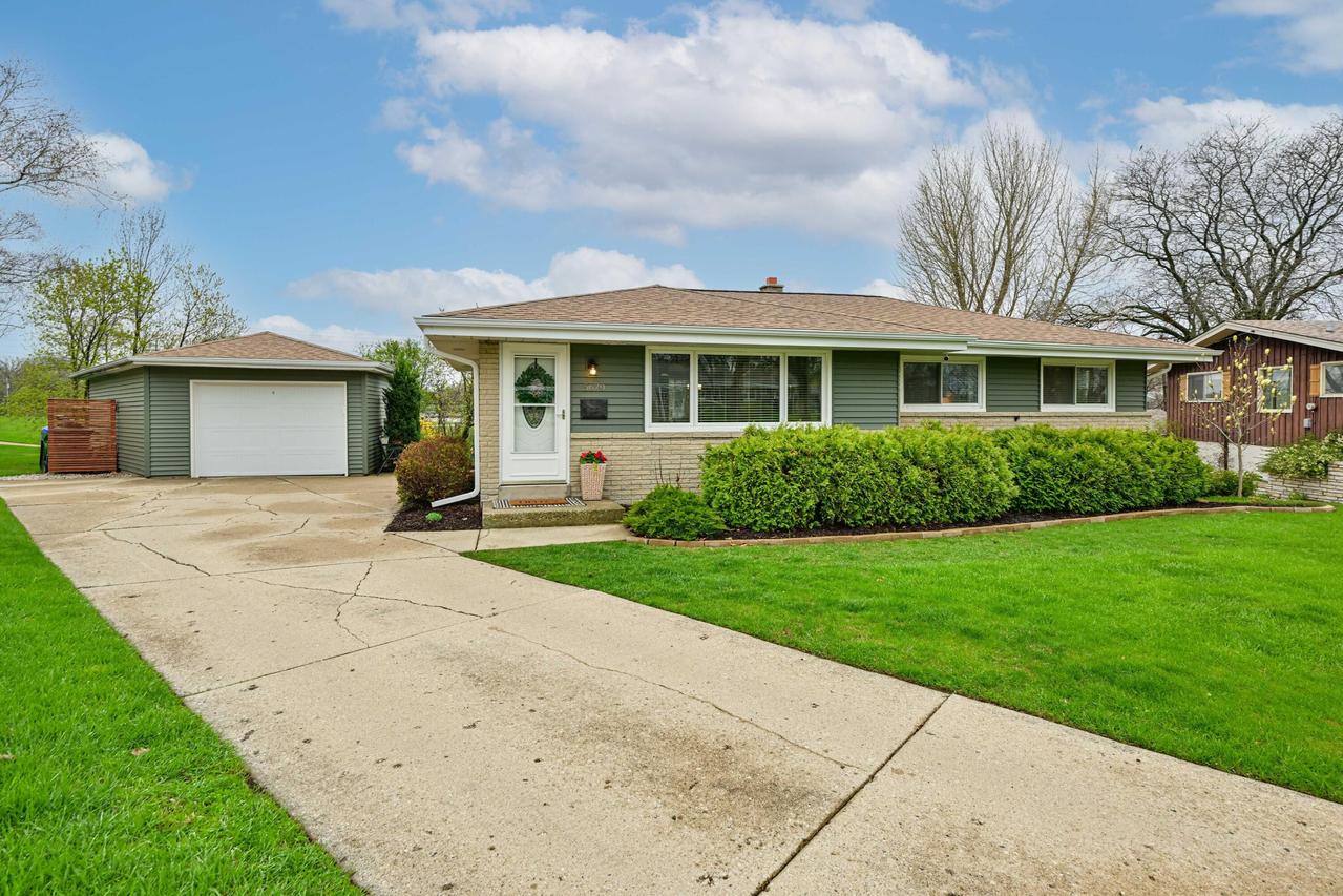 5679 Oriole Ct, Greendale, WI 53129