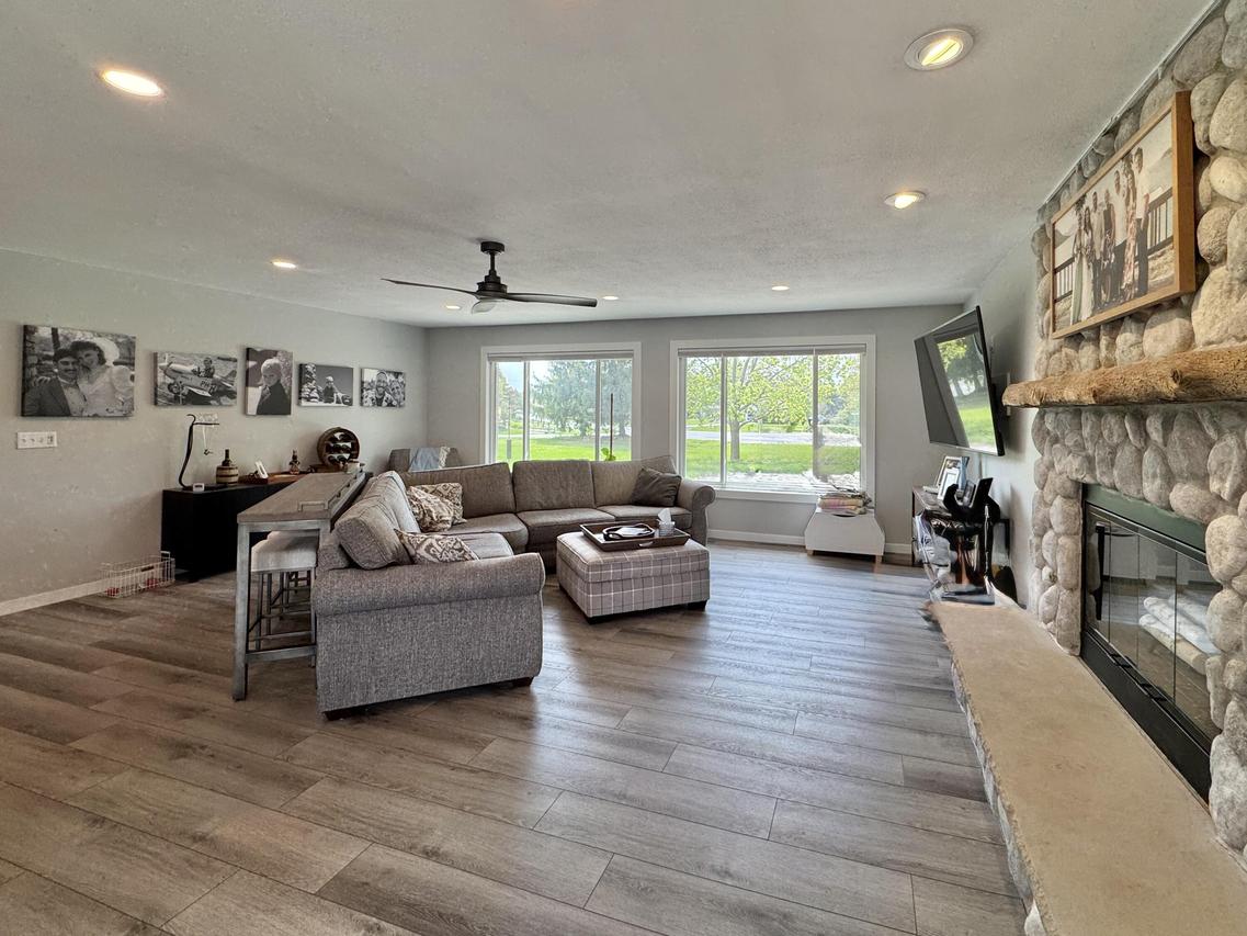 W360S2612 Scuppernong Dr, Ottawa, WI 53118