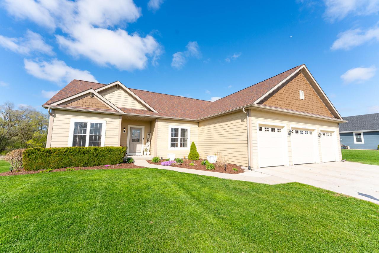 W276N402 Arrowhead Trl, Pewaukee, WI 53188