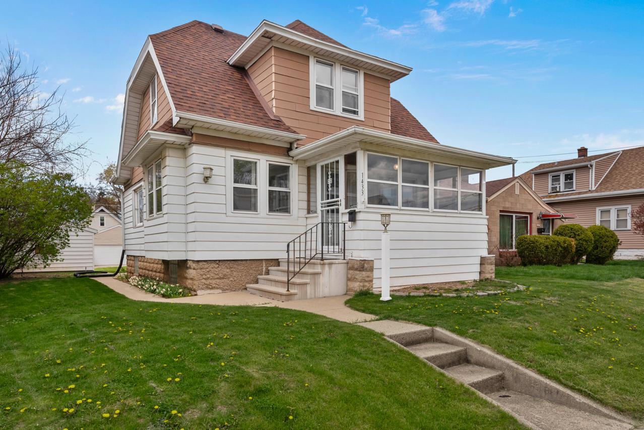 1433 S 94th St, West Allis, WI 53214