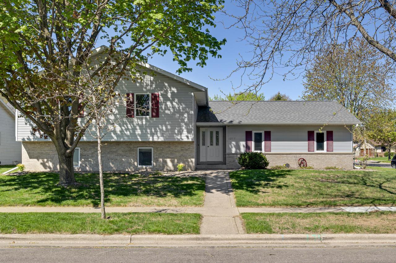 1277 Red Cedar Ct, Onalaska, WI 54650