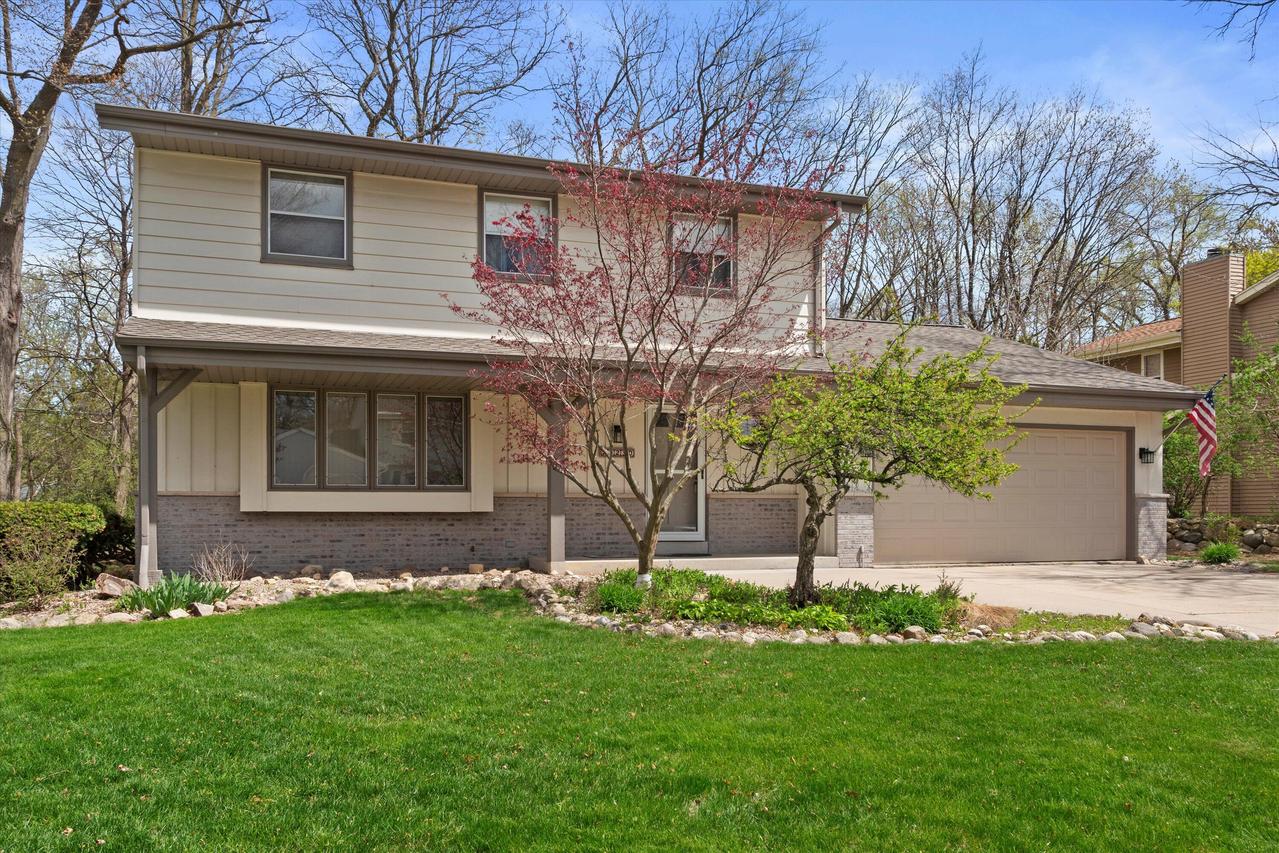 3230 S Regal Dr, New Berlin, WI 53151