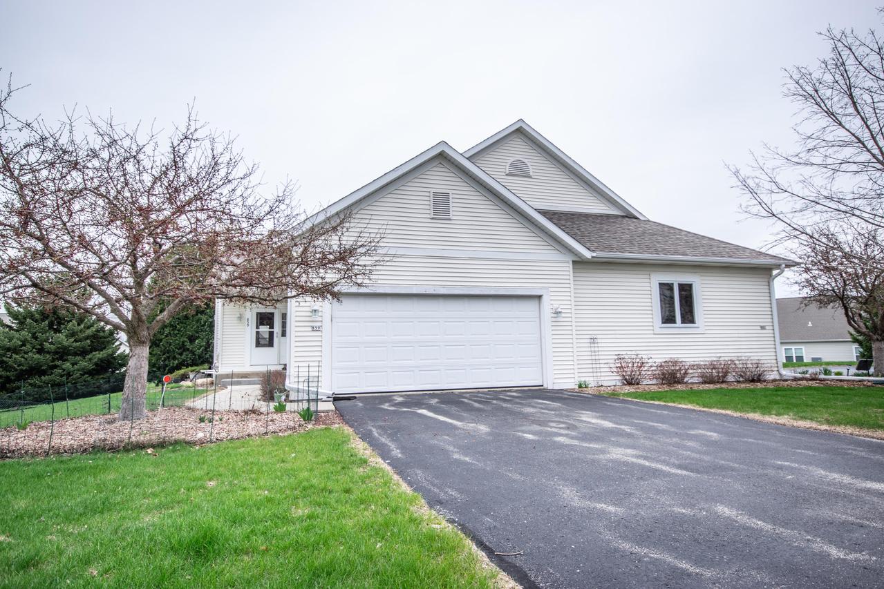 859 Bridlewood Dr, Hartford, WI 53027