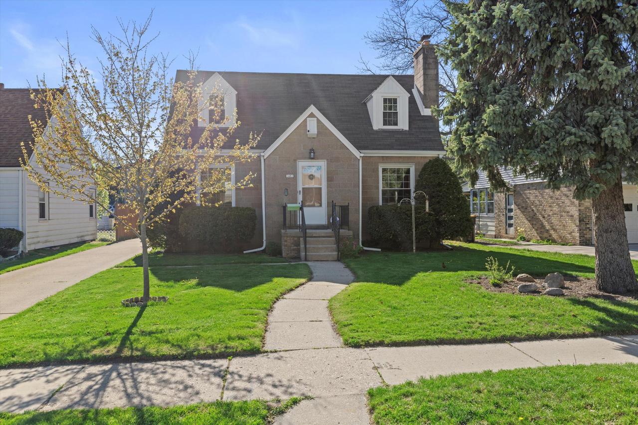 1481 S 91st St, West Allis, WI 53214