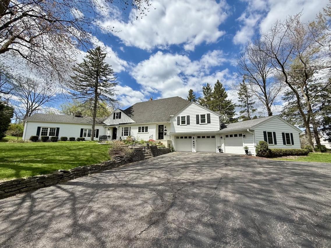1045 Grandview Dr, Elm Grove, WI 53122