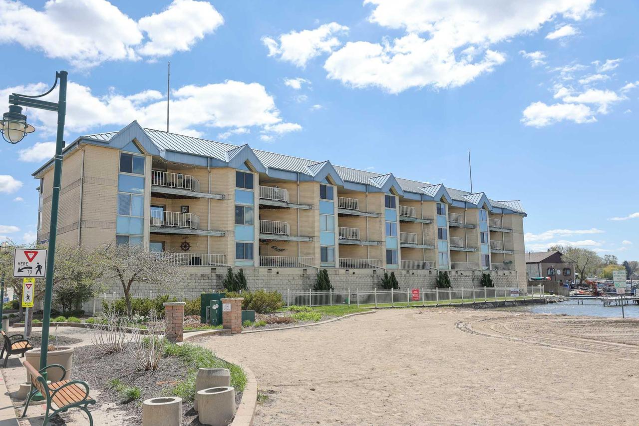 130 W Wisconsin Ave #8, Pewaukee, WI 53072