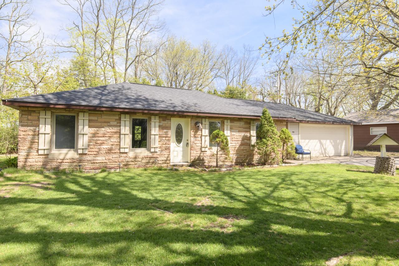 2432 N 1st Ln, Summit, WI 53066