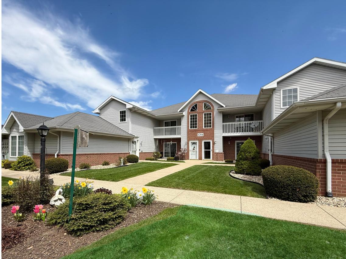 1284 Village Centre Dr #5, Somers, WI 53144