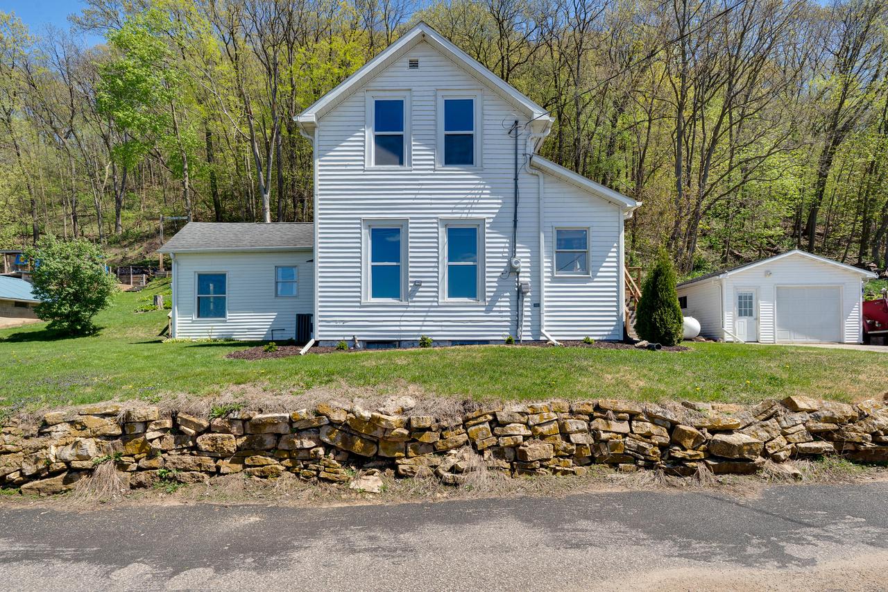 307 Upper Walnut St, Genoa, WI 54632