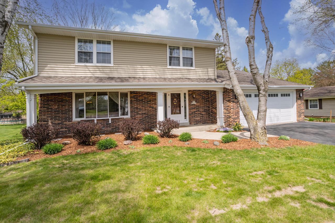 N62W24102 Hickory Dr, Sussex, WI 53089