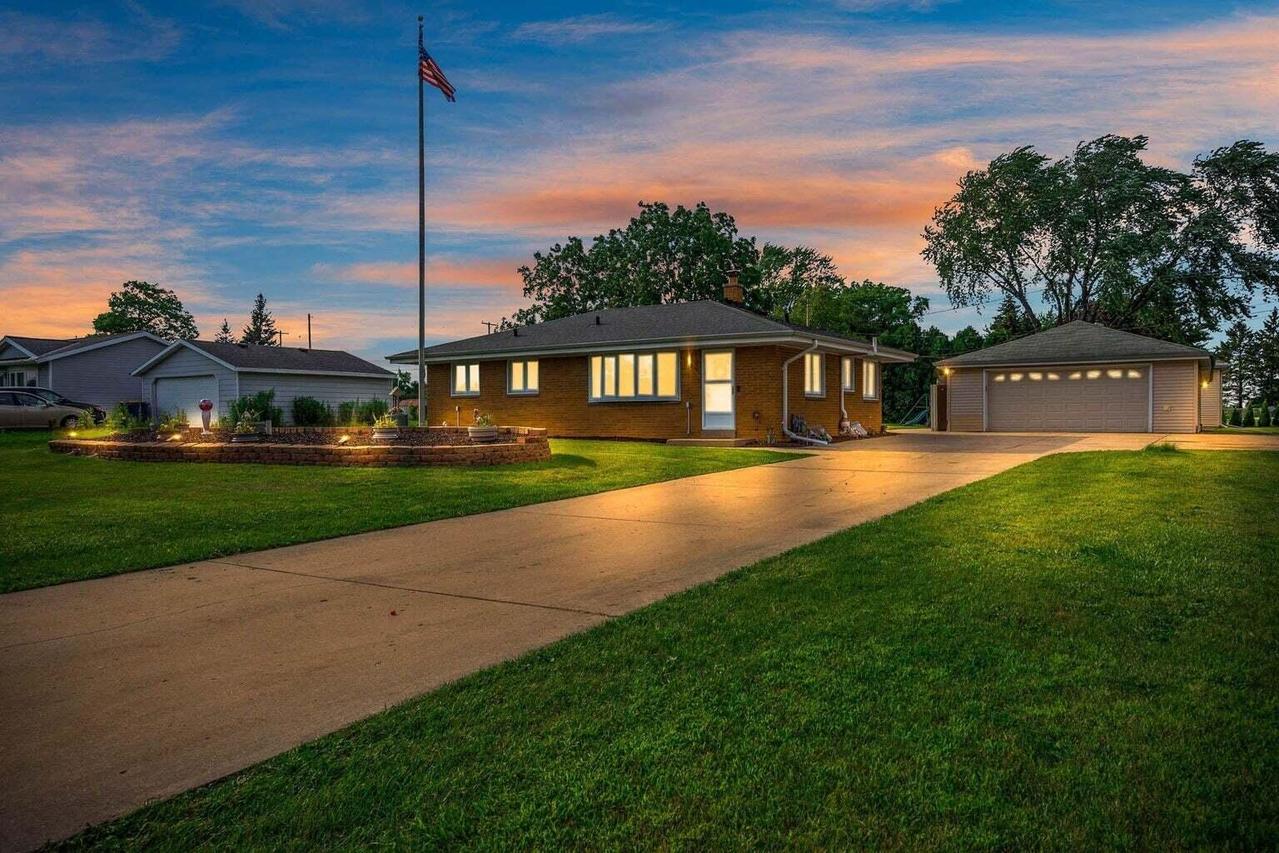 130 E Fitzsimmons Rd, Oak Creek, WI 53154