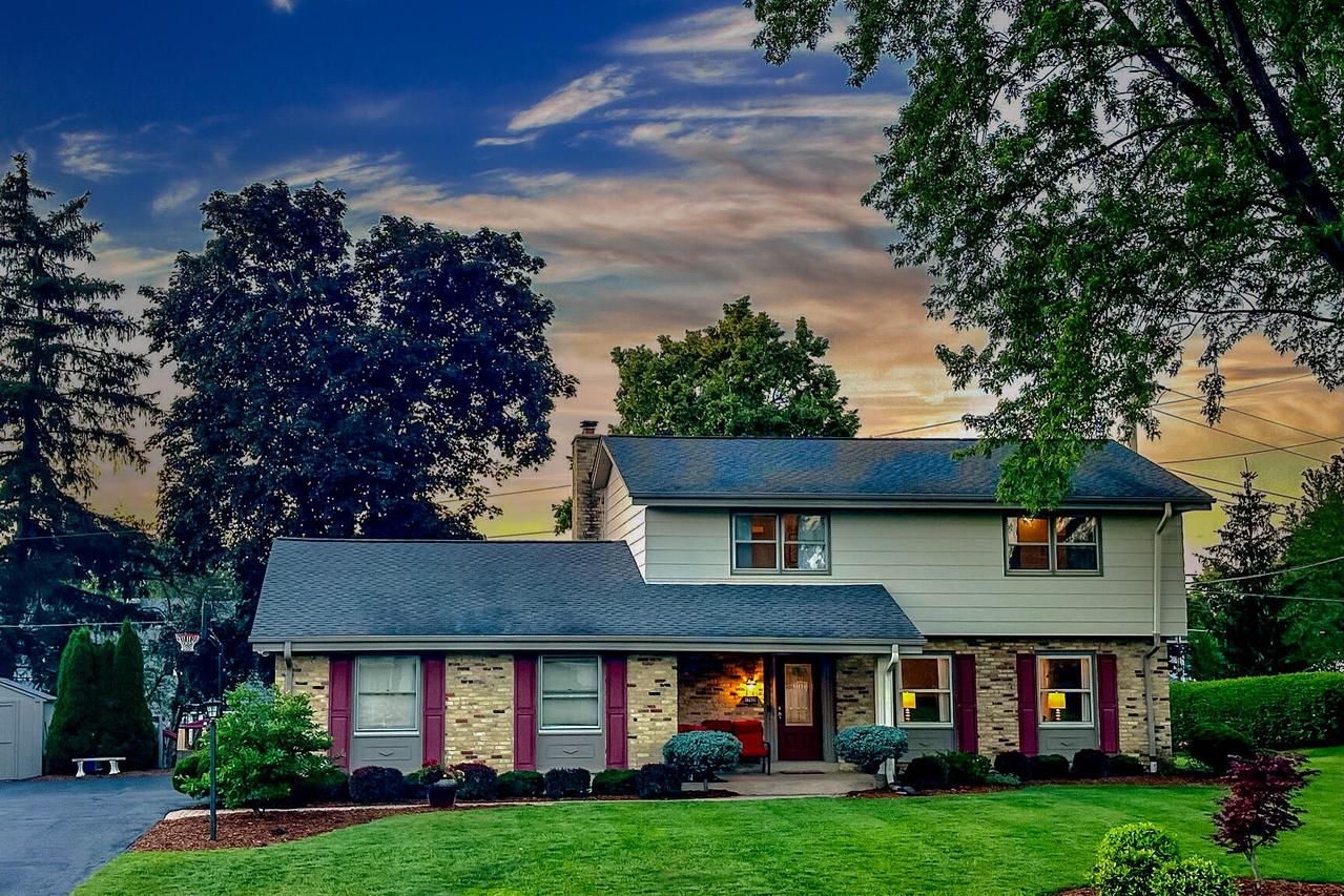 17920 Redvere Dr, Brookfield, WI 53045