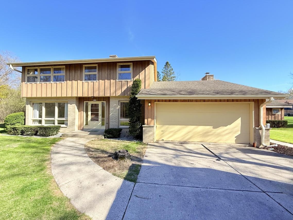 1141 W Acacia Rd, Glendale, WI 53217