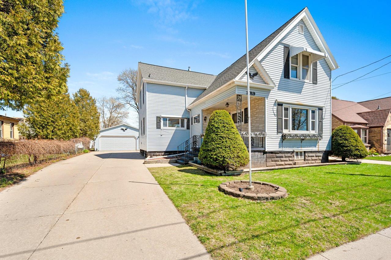 1019 S 11th St, Manitowoc, WI 54220